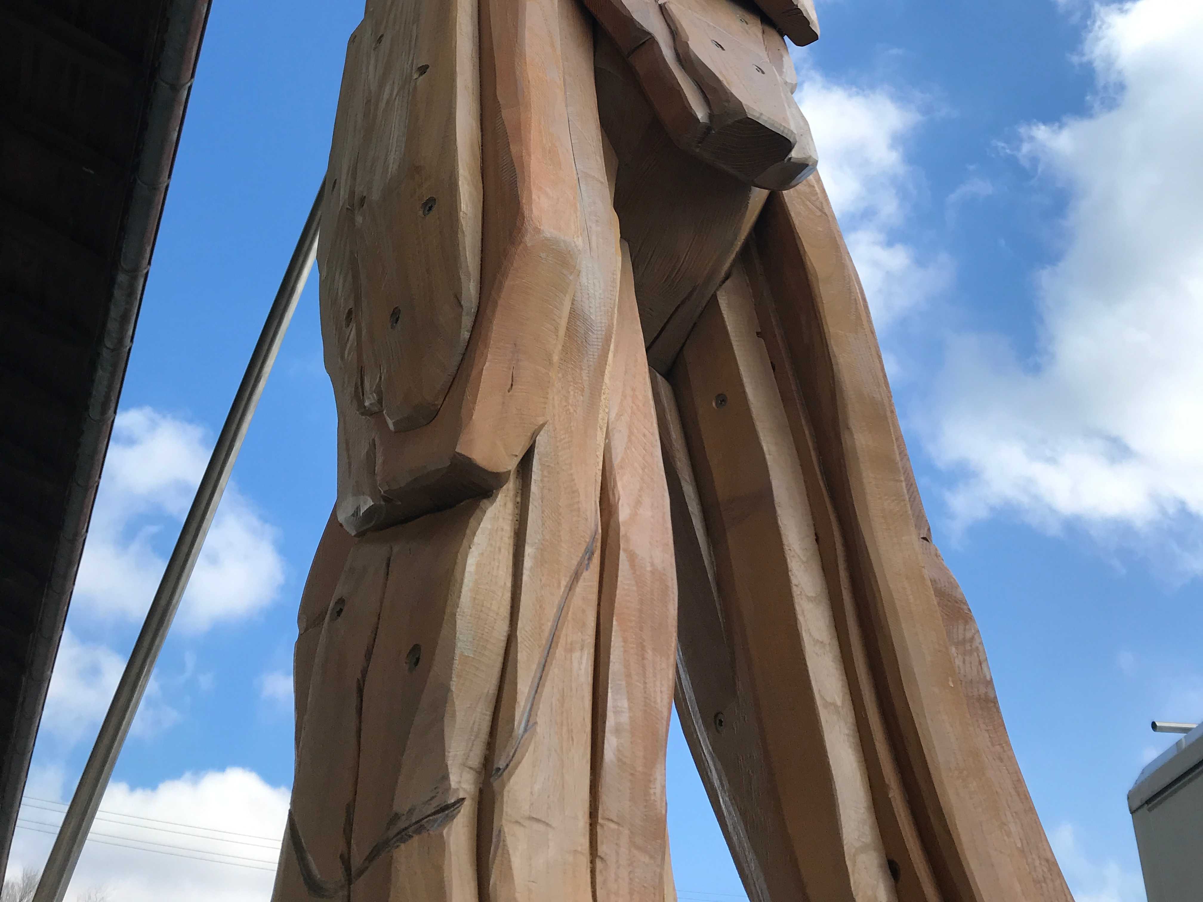 Robinie aus der Trockenkammer in massiver Skulptur verarbeitet